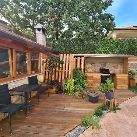 Cozy Under The Vine Apartman *