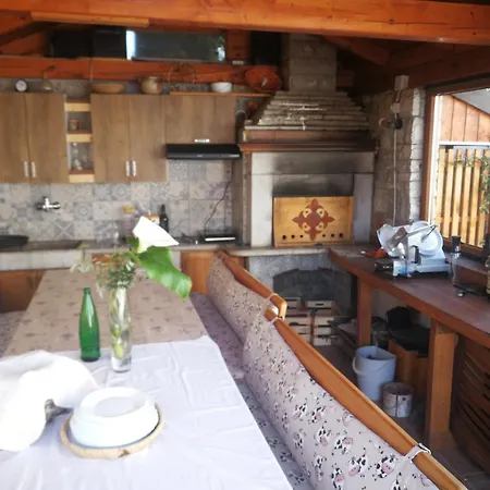Cozy Under The Vine Apartman Sezana