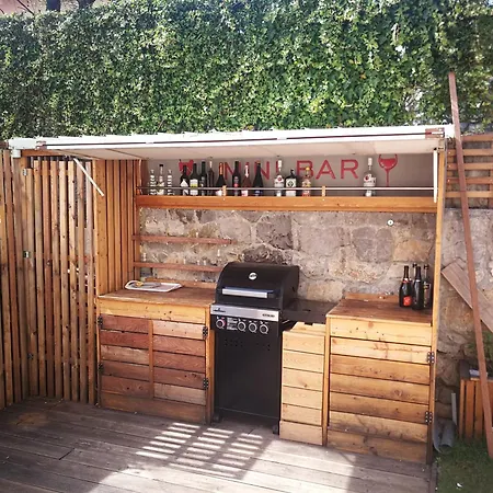 Cozy Under The Vine Sezana